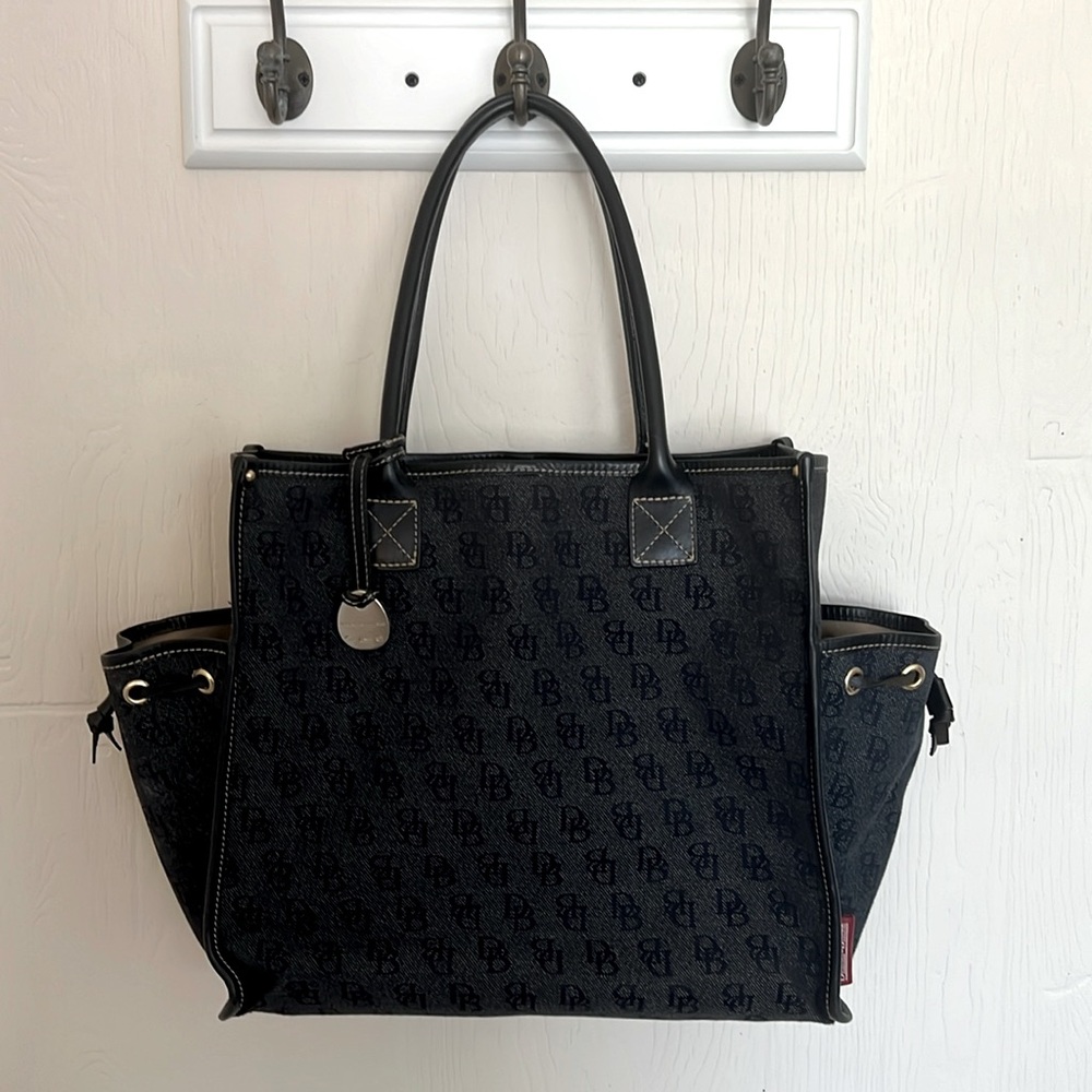 Dooney & Bourke Black Tote - excellent condition